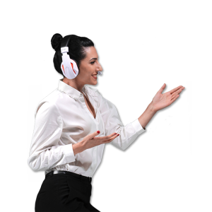 Eine Frau mit Headset, seitlich betrachtet, die lächelt.